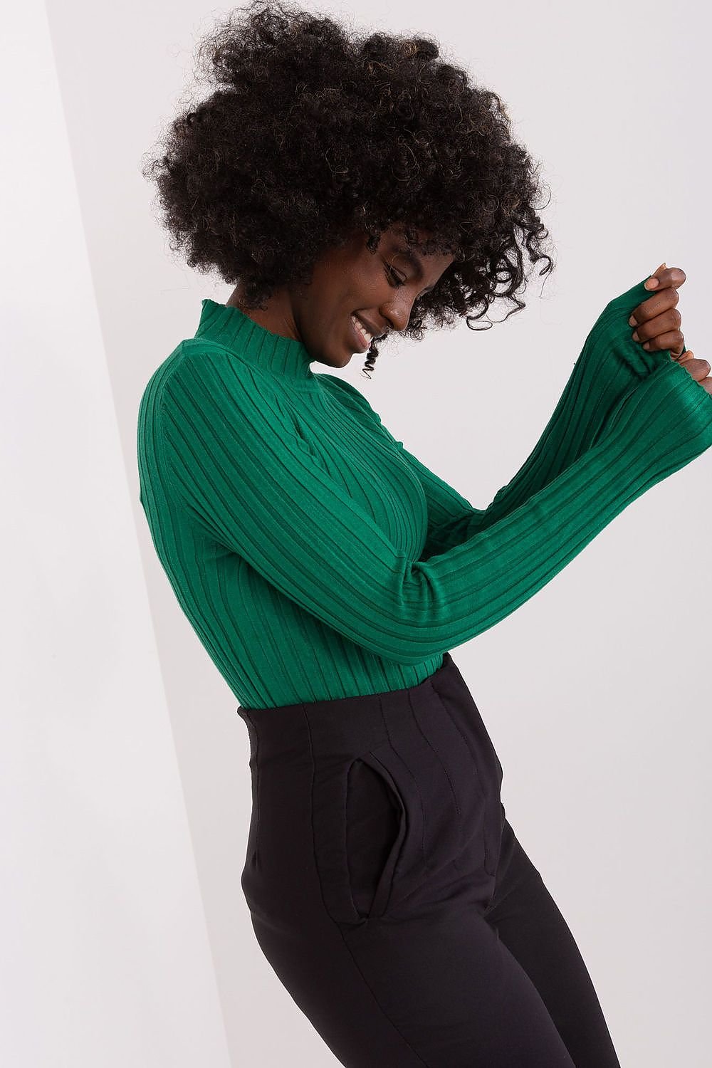 SHIRLYN Low-Key Turtleneck Sweater - Classic Ribbed Design