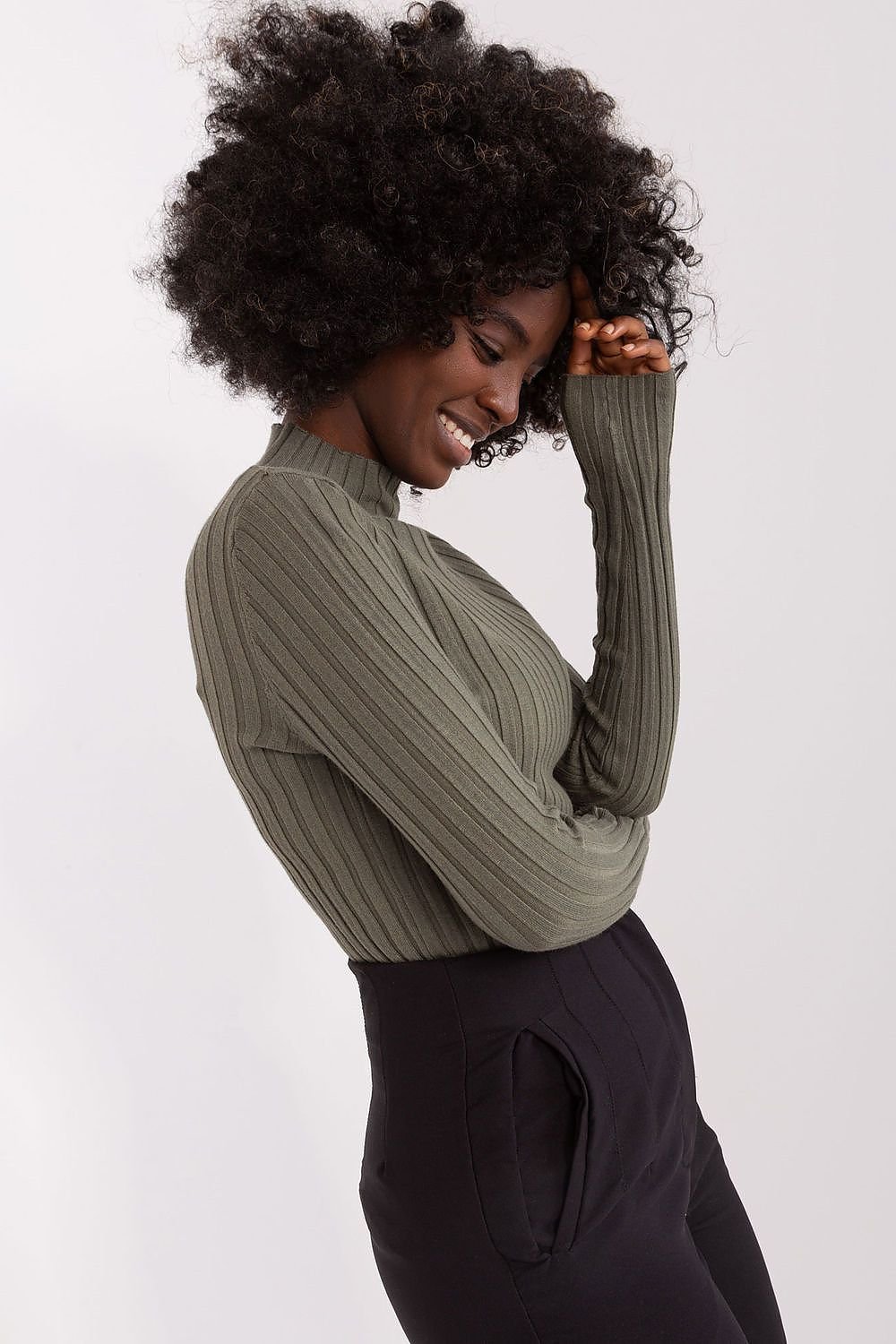 SHIRLYN Low-Key Turtleneck Sweater - Classic Ribbed Design